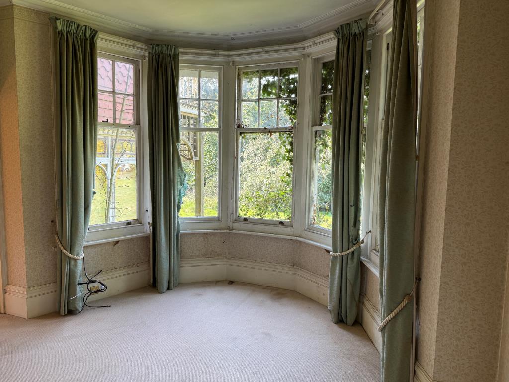 Lot: 62 - SUBSTANTIAL DETACHED PROPERTY AND LAND WITH POTENTIAL - Ground floor flat living room